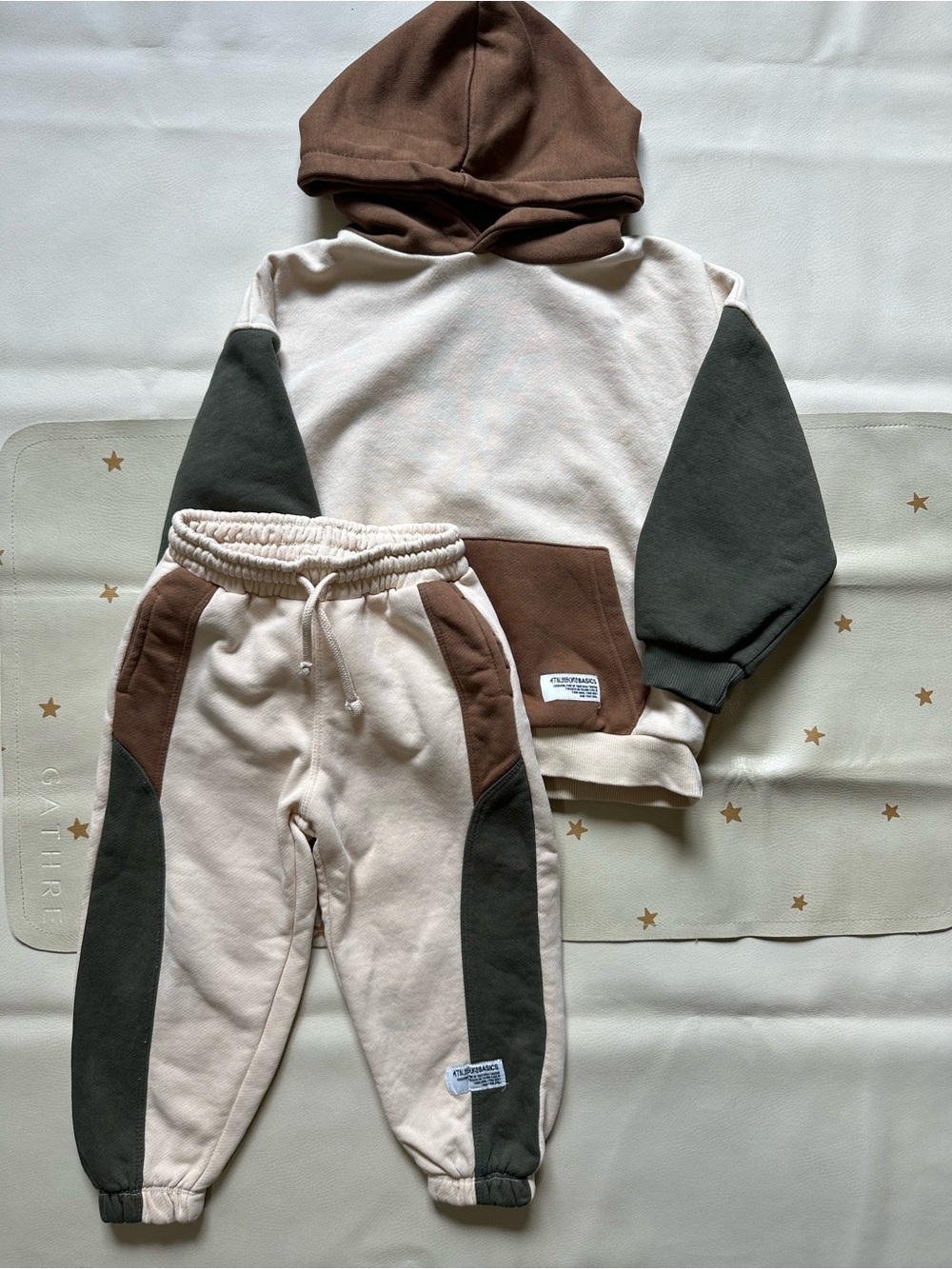 4/5 Zara Colorblock Hooded Sweatshirt & Jogger Set in Cream, Brown, and Olive